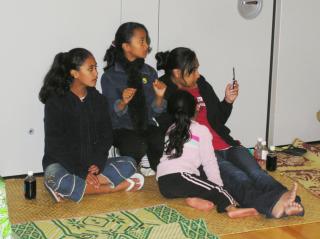 Kids watch Auckland faatele, Oct 2007